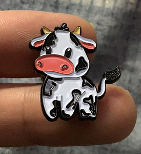 Black Nickle Creative Design Pins Unique Cow Metal Pins Soft Enamel Lovely Animal Lapel Pins